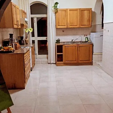 Проживание в семье Cheerful With Jacuzzi,bbq,yard,terrace & Garden *